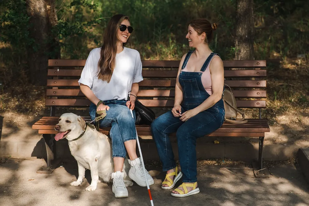 une-jeune-femme-aveugle-discute-avec-son-amie